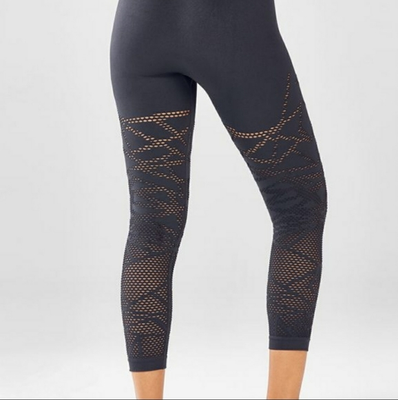 Host Pick Demi Lovato XS  Fabletics Black Capri - Picture 3 of 8